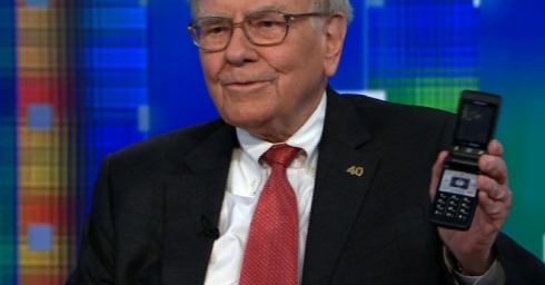 Tỷ phú Warren Buffett cuối cùng cũng bỏ điện thoại gập để dùng iPhone