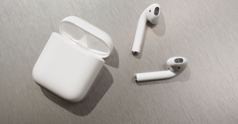 Bất chấp chỉ trích, lạc hậu, adapter Lighning to 3.5mm và tai nghe không dây AirPods của Apple vẫn bán chạy vô đối