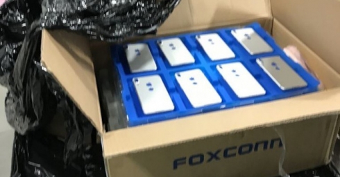 Rò rỉ ảnh mặt lưng iPhone 8 từ nhà máy Foxconn, cảm biến vân tay ở phía sau ngay bên dưới logo Apple