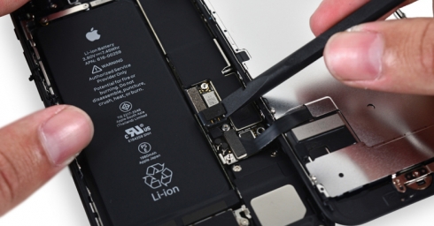 Apple nói chính chi phí thay pin rẻ đã làm doanh số iPhone suy giảm