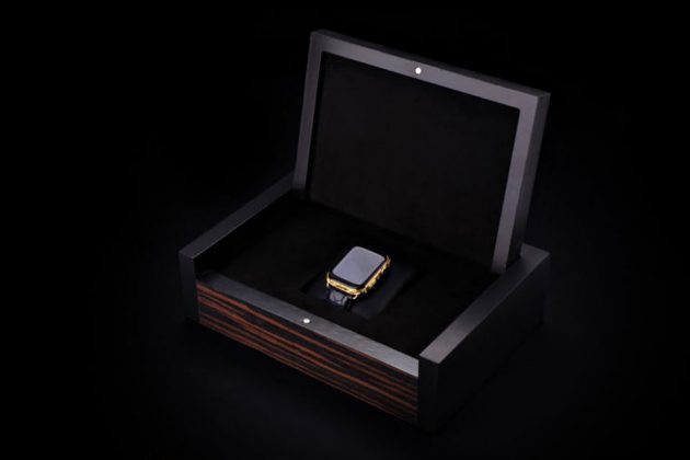 Apple Watch Series 4 mạ vàng được đựng trong hộp
