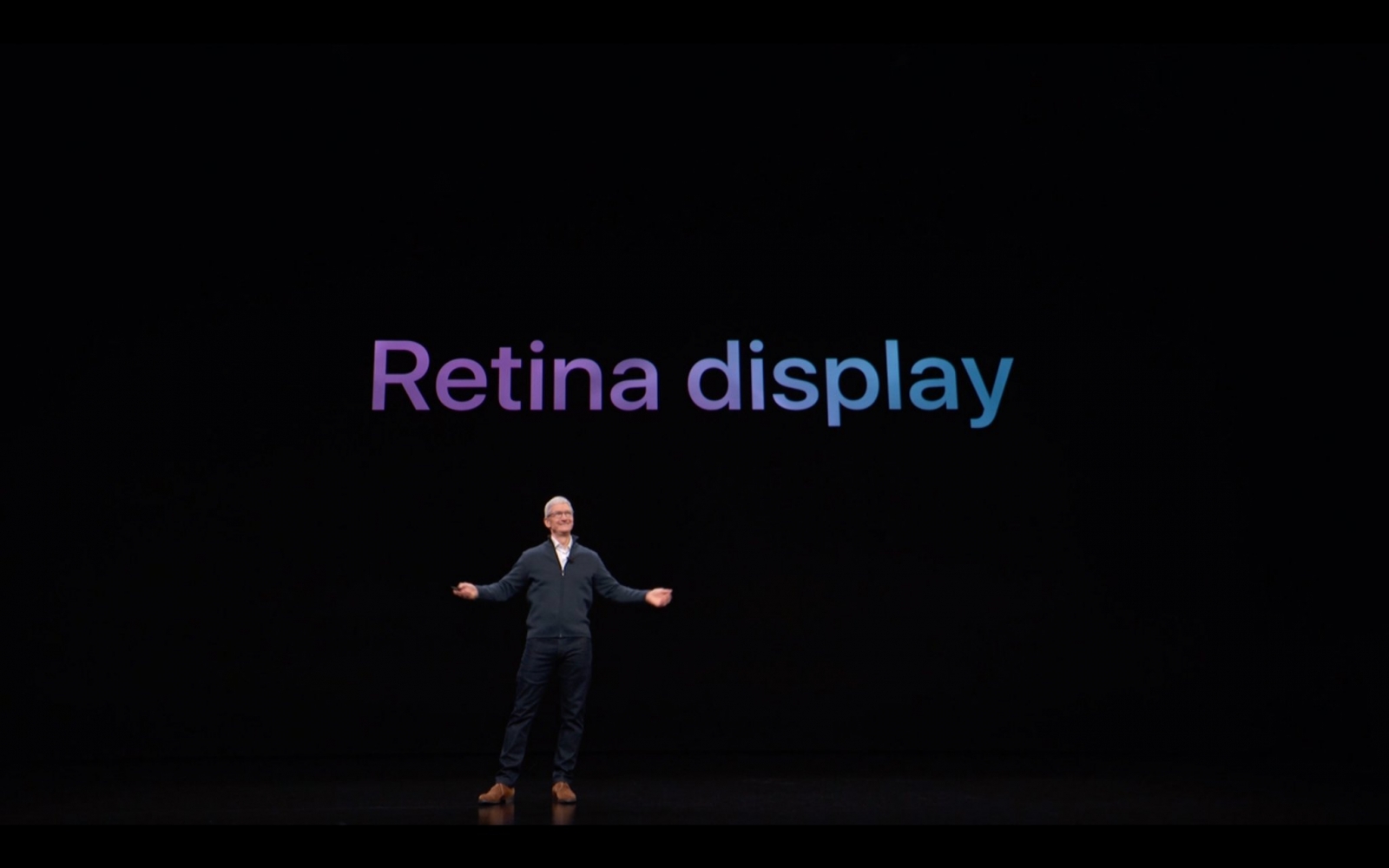 Màn hình Retina, độ phân giải gấp 4 lần độ phân giải của Macbook Air đời cũ. Cụ thể là 2560x1600 điểm ảnh.