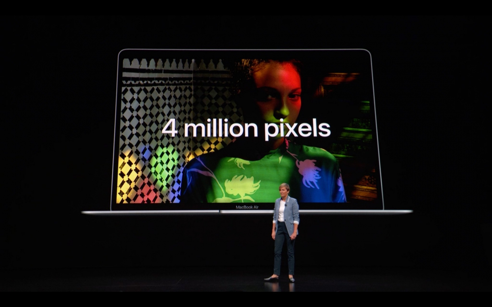 Số điểm ảnh trên màn hình 13"3 của Macbook Air mới là 4 triệu điểm ảnh. Đạt khoảng 300 điểm ảnh trên mỗi ". Tức là anh em khó có thể nhìn thấy điểm ảnh ở khoảng cách nhìn bình thường