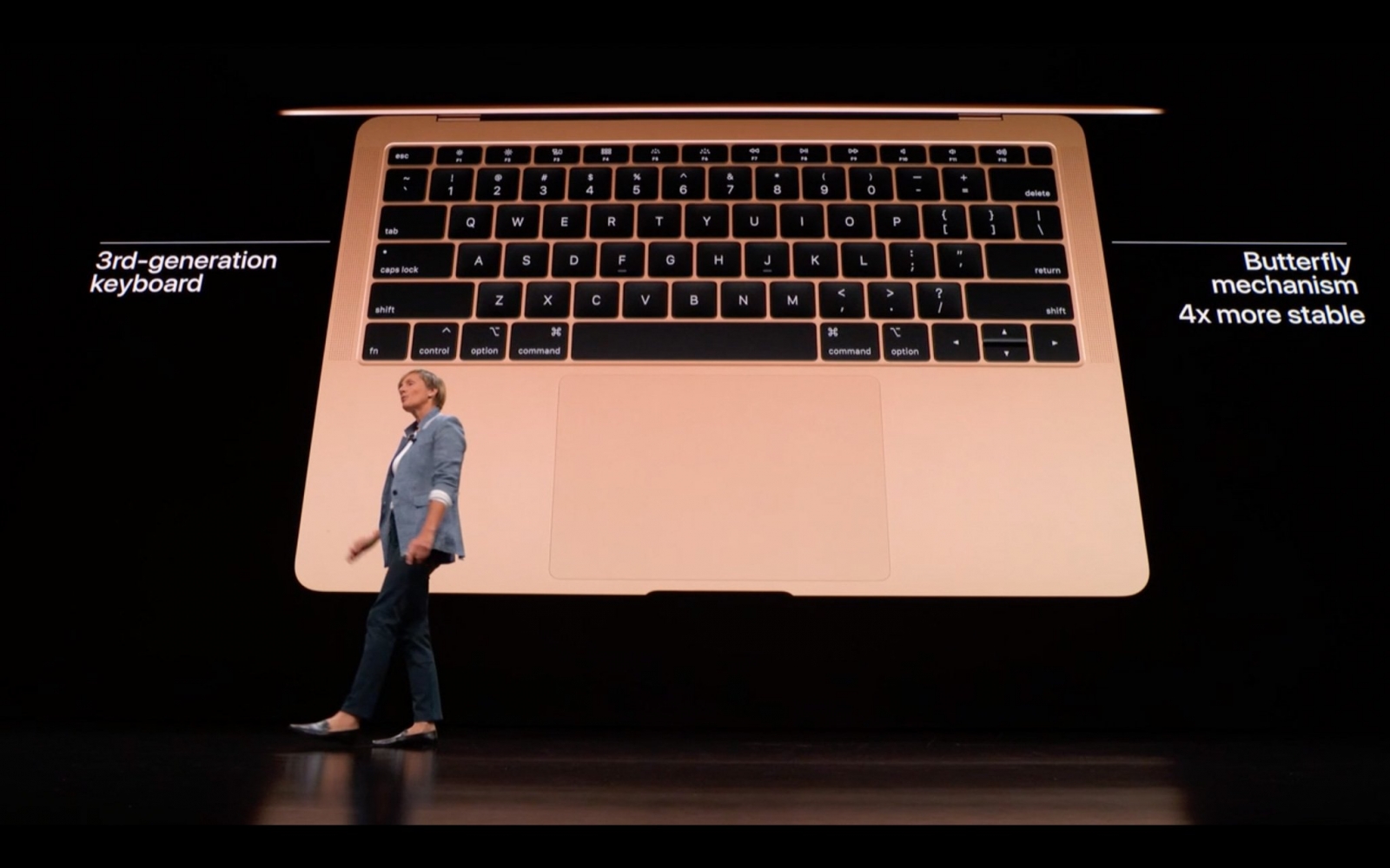 Bàn phím trên Macbook Air 2018 sẽ mới hoàn toàn, giống bàn phím trên Macbook Pro năm nay. Tức là thế hệ thứ 3 của bàn phím cấu trúc Bướm của Apple và dĩ nhiên nó đã được cải tiến để chống bụi làm kẹt phím như đời trước.